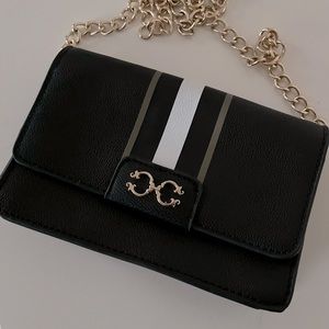 Crossbody bag in classic black and white